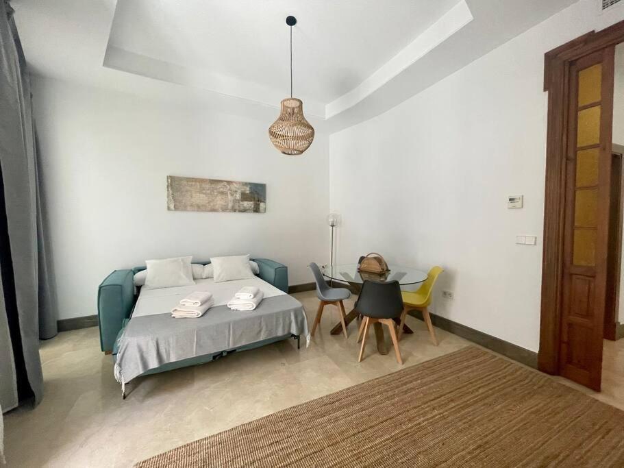 J21 By Cathedral Alcazar * Sevilha